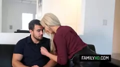 Abspielen Vollbusige blonde Nina Elle kann nicht widerstehen