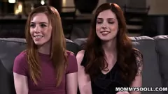 Jouer Les demi-sœurs Scarlett Mae et Madi Collins montent la chaleur avec la belle-mère Lauren Phillips dans un trio lesbien torrides torrides