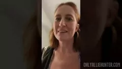 Jouer MILF rousse se fait plaisir avec un gode dans la salle de douche publique