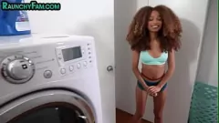 Afspelen Curvy Ebony Step-Sister wordt wild in een stomende POV-ontmoeting