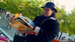 Bruneta dolofană cu fundul uriaș e de rahat și călărește pula mare