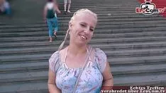 Oynat Bir kamu kurumunun önünde halka açık sarışın asılı