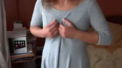Jouer MILF amateur en bikini fait des bites difficiles: spectacle exhibitionniste de la femme chaude