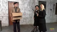 Oynat Sarışın MILF COPS CUFF & FUCK Back Alley