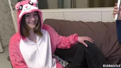 Abspielen Zwei Naughty College -Lesben geben dem großen Schwanz des Profis einen doppelten Blowjob und eine tiefe Muschi Ficken