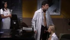 Reproducir Un doctor se folla a dos buenas enfermeras mal culo