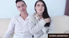 Reproducir El marido cornudo mira mientras el culo apretado de Nicole Black es destruido