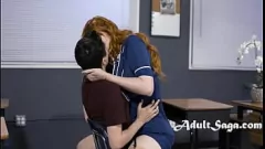 Abspielen Große rothaarige MILF betrügt Ehemann mit gut bestückter Studentin – Hardcore-Begegnung