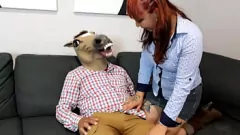 Reproduzir A estrela pornô latina Dana Barzagli cavalga forte com botas e camisa justa