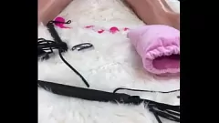 Jouer Un'amatrice appassionata riceve un sensuale massaggio con olio per il corpo prima di essere scopata duramente con un dildo di vetro nella sua figa stretta e nel buco del culo, lasciandola esausta e urlando per averne di più.